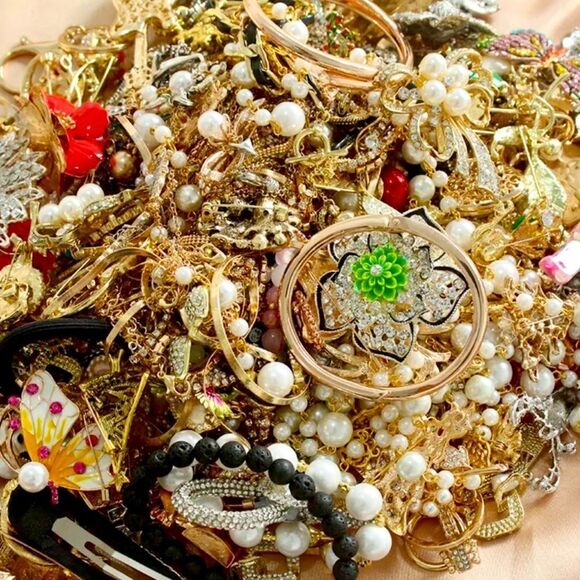 3 LBS UNSEARCHED UNTESTED COSTUME JEWELRY LOT~ gold, silver rhinestones pearls - Picture 3 of 5